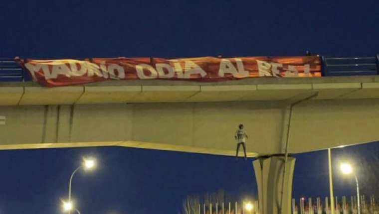 En un puente cercano al centro de entrenamiento del Real Madrid, fanáticos colgaron un manta y un muñeco mostrando su odio al equipo blanco. (Foto Prensa Libre: Twitter)