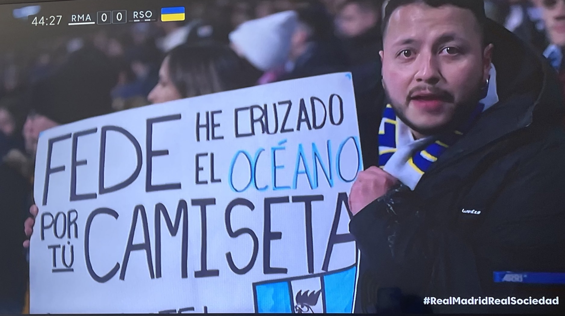 Un aficionado guatemalteco del Real Madrid le pidió la camiseta a Fede Valverde. Foto Prensa Libre (@XEPLAINFIESHTA)