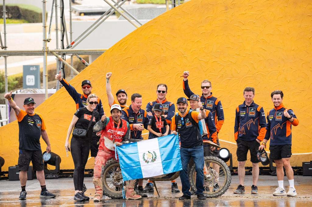 Francisco Arredondo celebró junto a su equipo de trabajo el haber terminado su participación 14 en un Rally Dakar. (Foto Prensa Libre: Cortesía César Pérez)