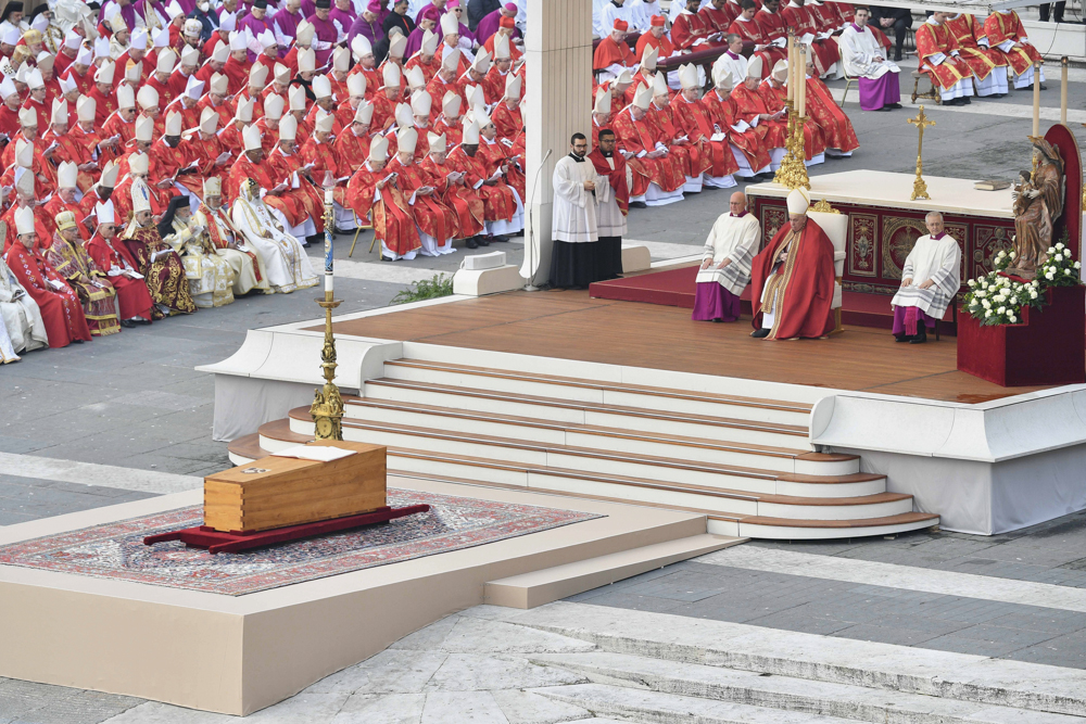 IMÁGENES: Benedicto XVI, el papa “sabio”, es despedido por Francisco ante miles de fieles