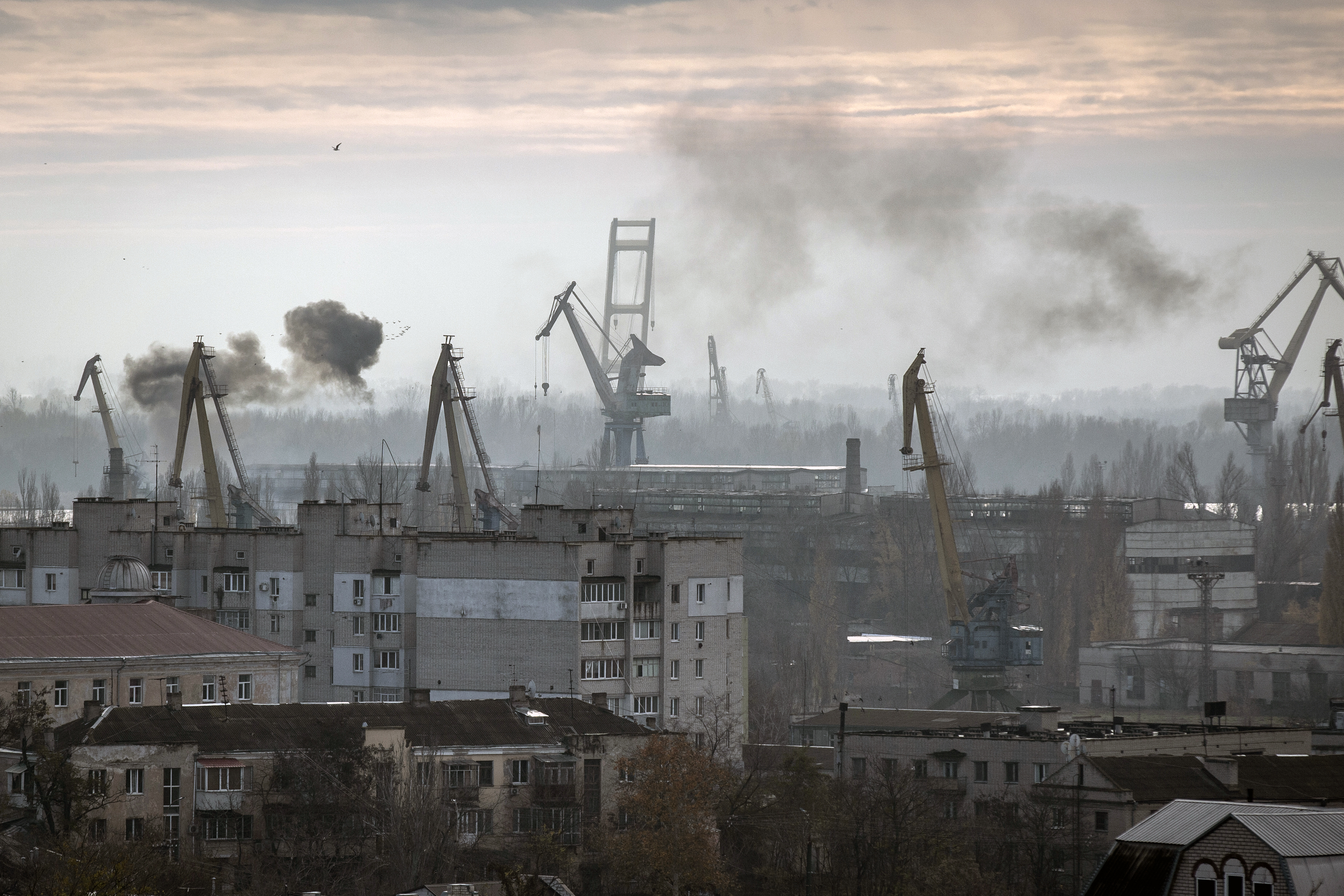 Salida de humo durante un ataque ruso al puerto de Kherson, en la costa ucraniana del Mar Negro, el 23 de noviembre de 2022. (Foto Prensa Libre: Finbarr O'Reilly/The New York Times)