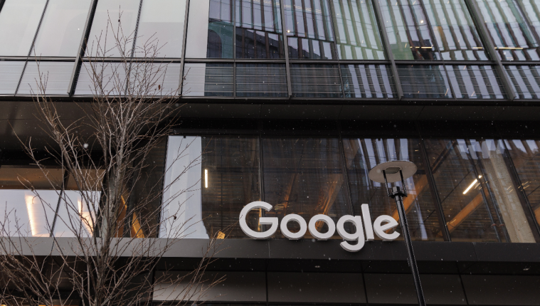El director ejecutivo de Google, Sundar Pichai, anunció por correo electrónico al personal de la empresa los próximos despidos de 12 mil empleados. (Foto Prensa Libre: EFE)