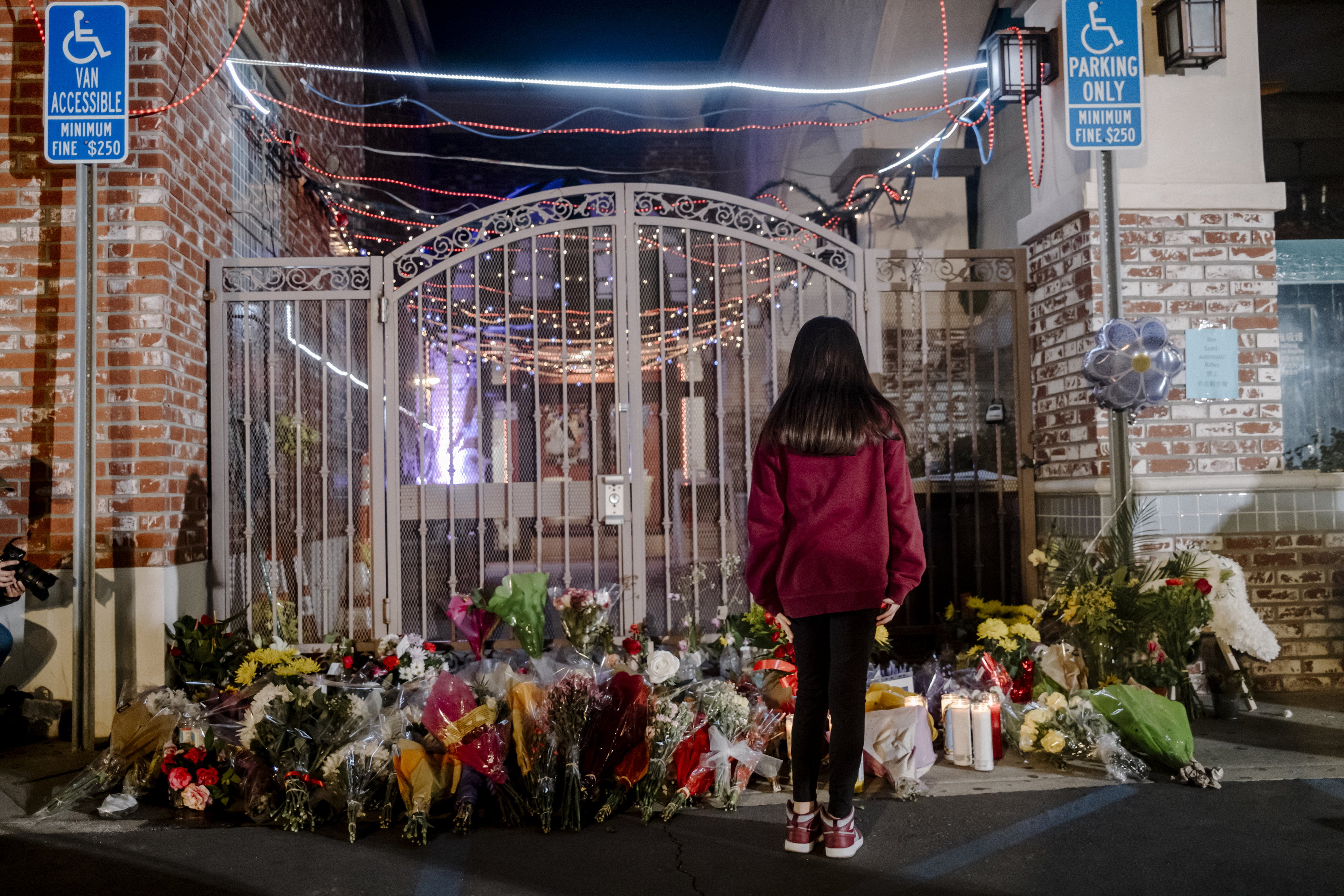 Flores dejadas en una puerta cerca del Star Ballroom Dance Studio, donde 11 personas murieron en un tiroteo masivo, en Monterey Park, California, el lunes 23 de enero de 2023. (Foto Prensa Libre: Mark Abramson/The New York Times)
