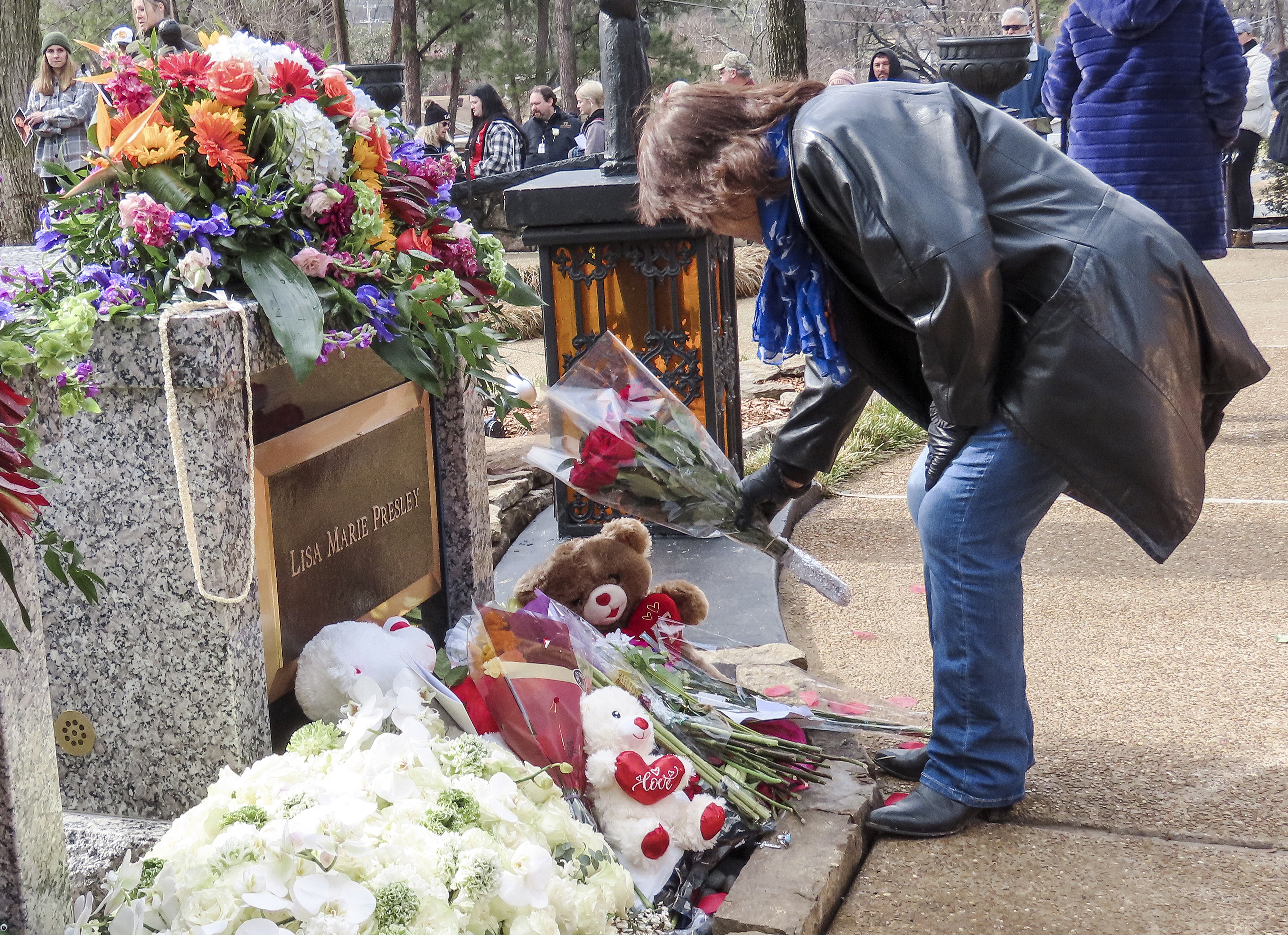 Foto: El emotivo funeral de la hija de Elvis Presley que convocó a famosos y seguidores