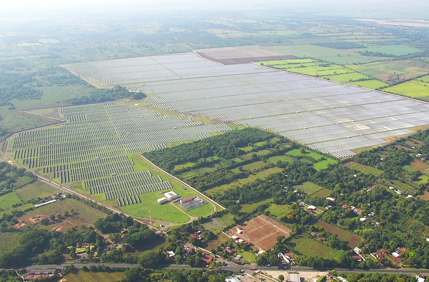Vista panorámica de la planta solar HORUS Energy, ubicada en Chiquimulilla, Santa Rosa, y la más grande de Guatemala. (Foto Prensa Libre: cortesía HORUS Energy).