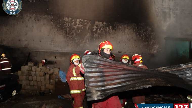Un incendio en la zona 14 capitalina dejÃ³ dos personas muertas. (Foto Prensa Libre: Bomberos Municipales)