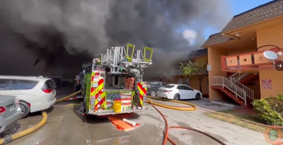 Videos: más de 200 personas se quedan sin casa por un incendio de zona de apartamentos en Miami