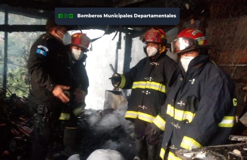 Siete personas murieron en un incendio que se registró en una casa de la zona 1 de Sibinal, San Marcos. 
(Foto Prensa Libre: Bomberos Municipales Departamentales)
