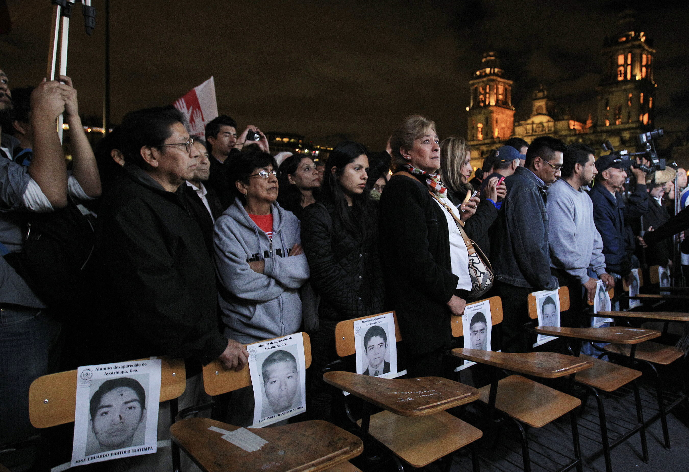 Activistas y familiares marchan en apoyo a los 43 jóvenes desaparecidos en el estado de Guerrero, el 8 de octubre de 2014, en Ciudad de México, México. (Foto Prensa Libre:  EFE)