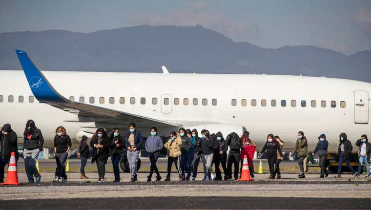 Migrantes deportados desde EE. UU. llegan a suelo guatemalteco. A pesar de que se envió de regreso a más de 40 mil connacionales durante 2022, muchos lograron pasar. (Foto Prensa Libre: EFE)