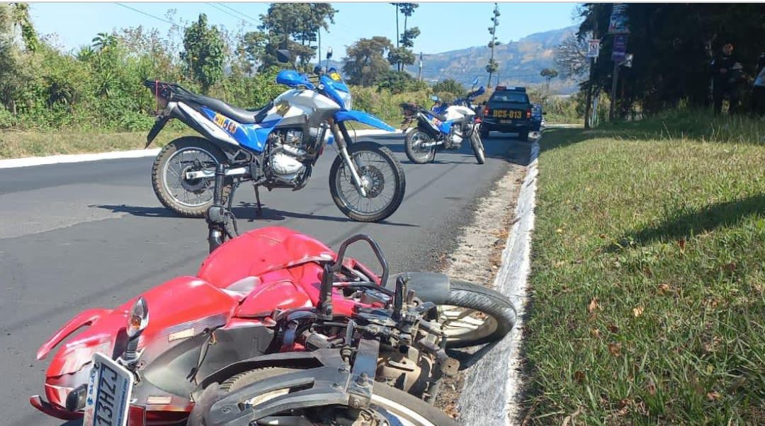 La motocicleta fue abandonada a media ruta. (Foto: Prensa Libre: PNC)