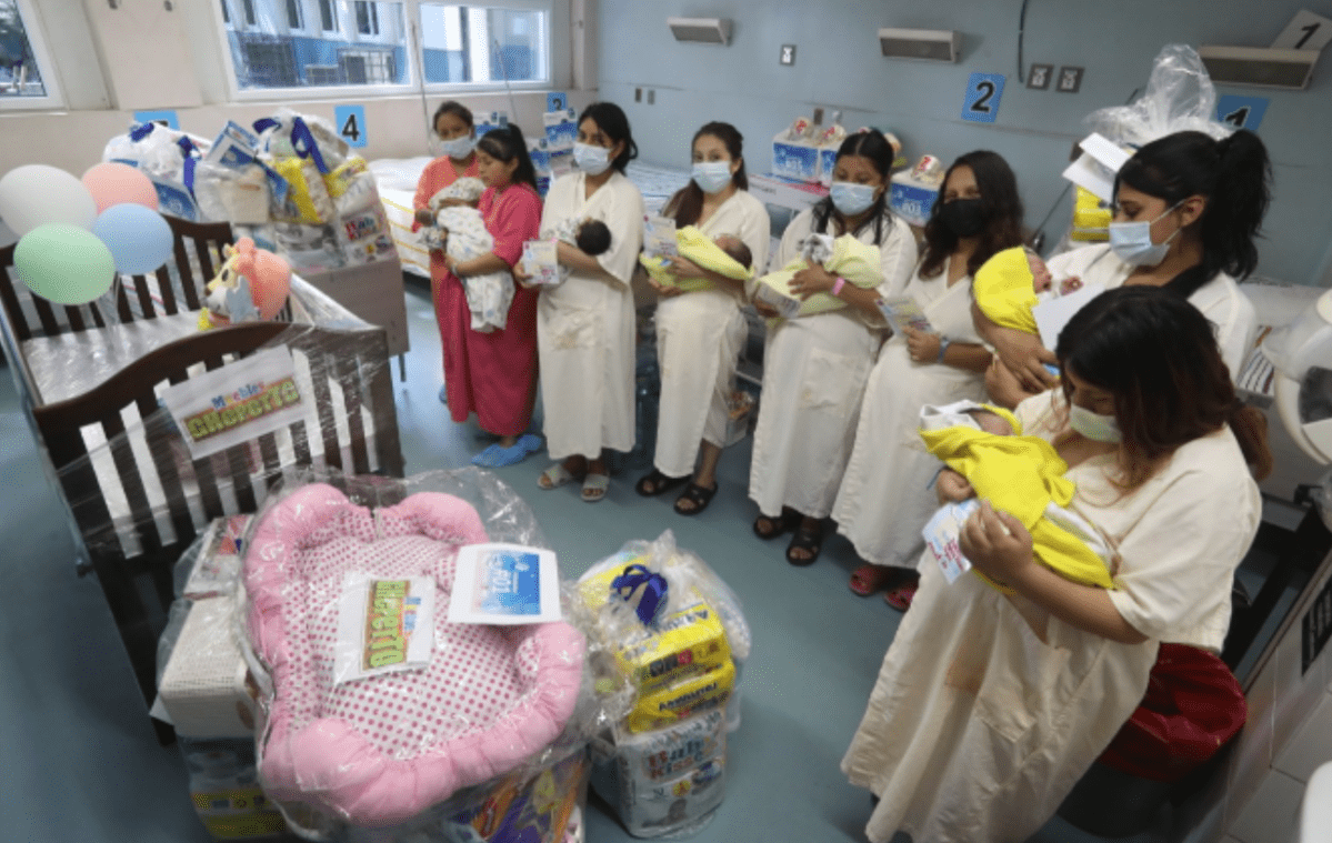 Maratón de la Cigüeña: Premian a ocho madres que dieron a luz el primer día de 2023