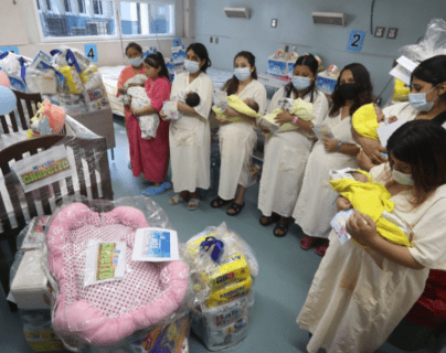 Maratón de la Cigüeña: Premian a ocho madres que dieron a luz el primer día de 2023
