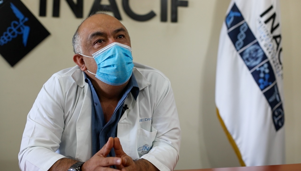 José Juárez ha dedicado su vida a la medicina forense, y muestra su alegría por haber escogido esa profesión. (Foto Prensa Libre: Juan Diego González)