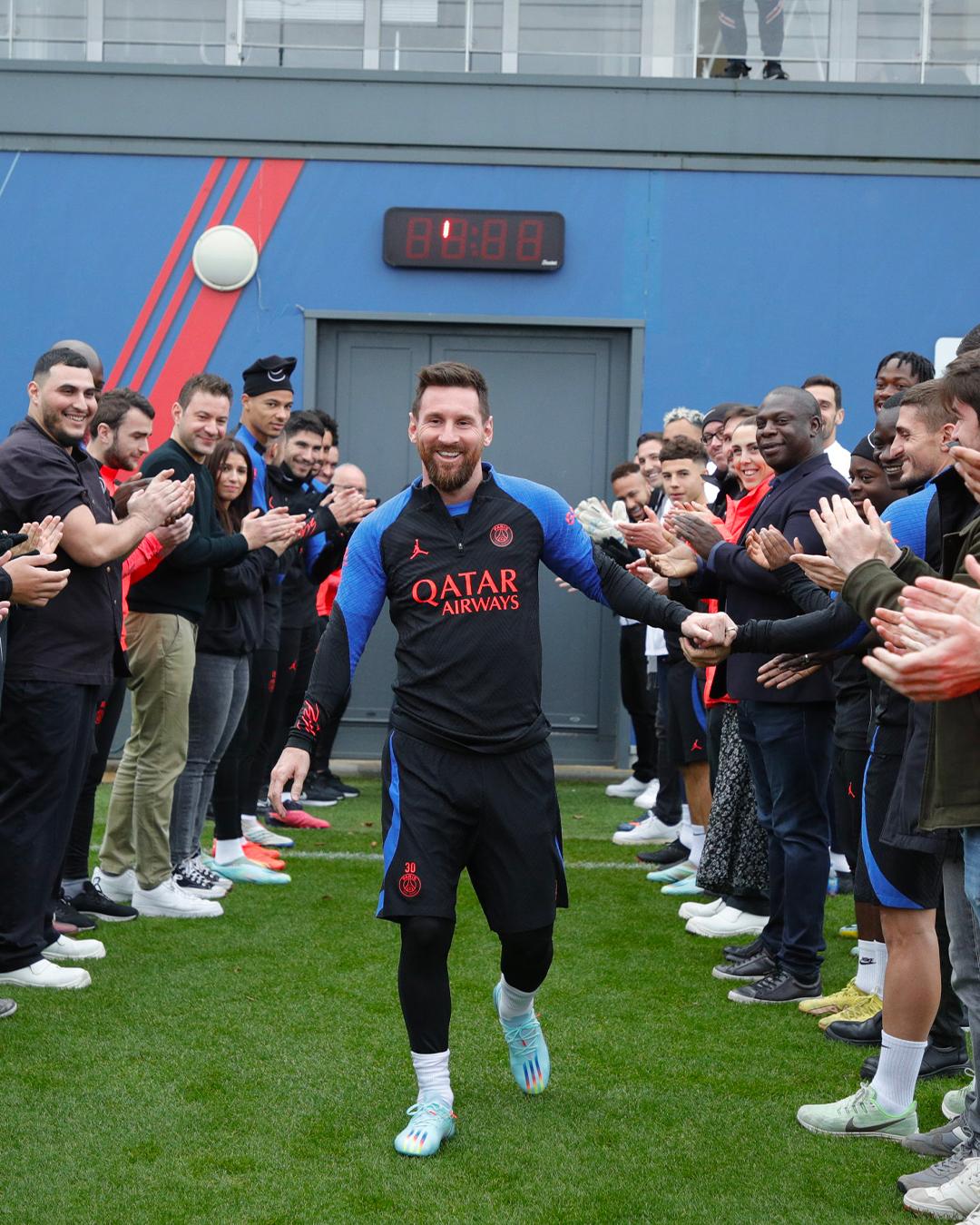 Lionel Messi se reintegró a los entrenamientos con el PSG este miércoles 4 de enero, luego de sus vacaciones en Argentina en las que celebró haber ganado el campeonato del Mundo de la FIFA. (Foto Prensa Libre: Twitter PSG)