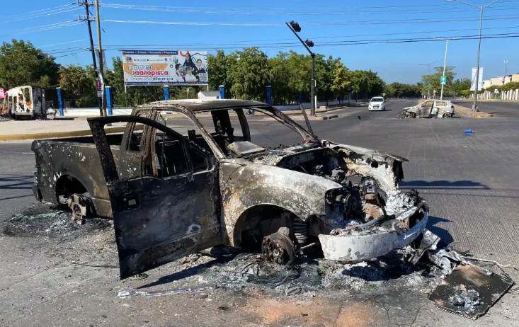 La captura de Ovidio Guzmán dejó varios vehículos quemados. (Foto Prensa Libre: EFE)