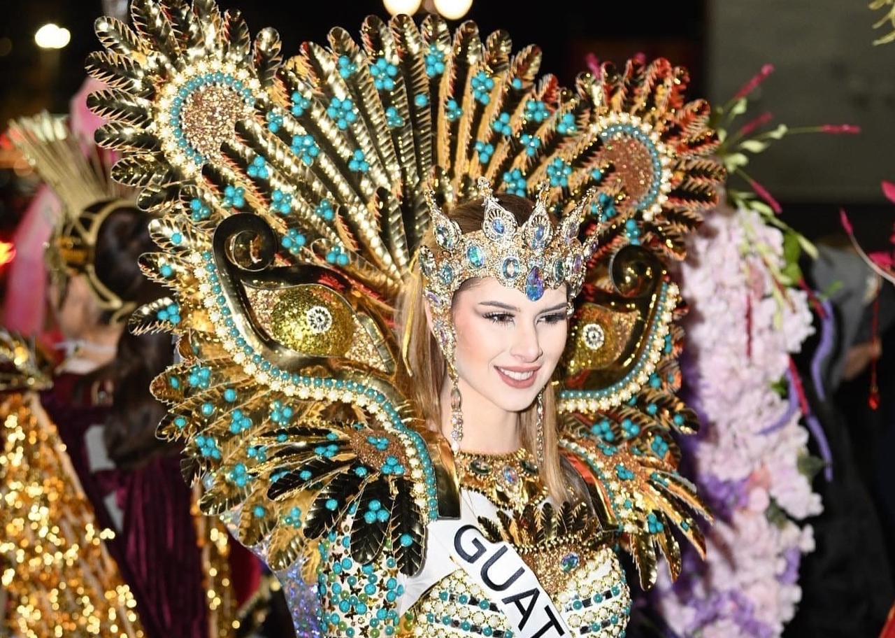 Ivana Batchelor: el impresionante traje que lució en el Mardi Gras en Nueva Orleans