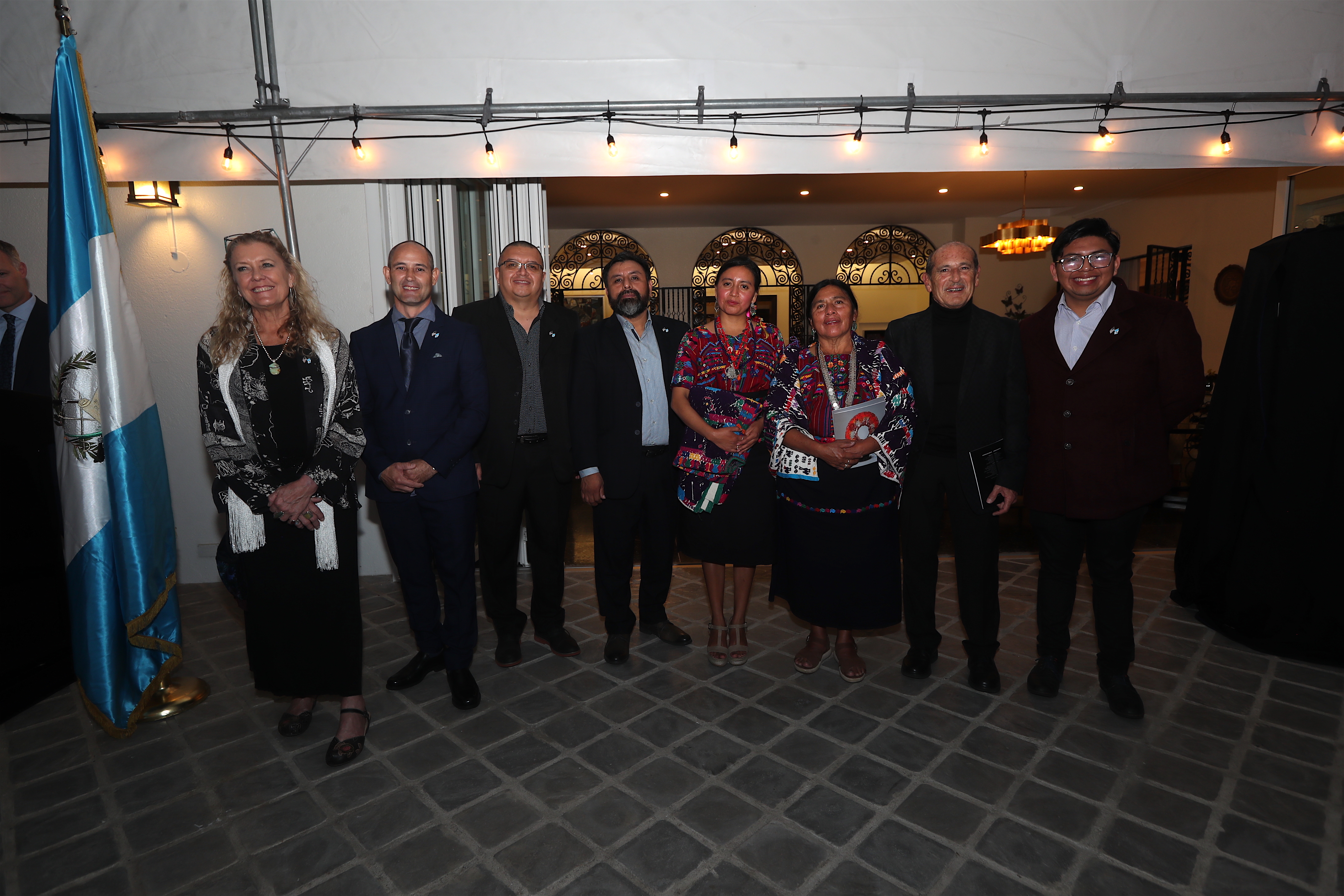 Artistas guatemaltecos exponen su arte en la casa del embajador de Estados Unidos