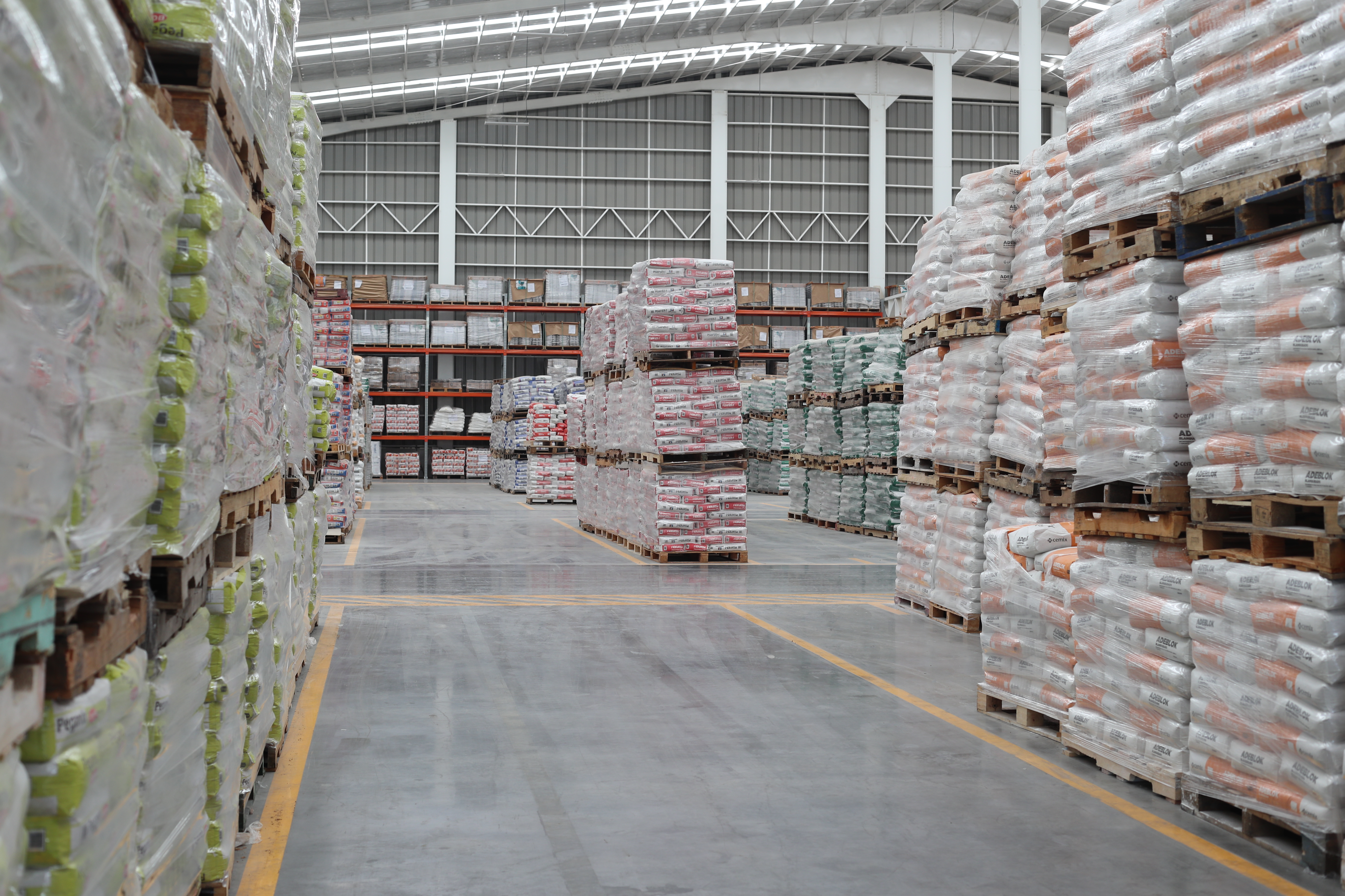 La nueva planta de Cemix, en Sanarate, El Progreso, cuenta con 5,400 metros cuadrados de almacenaje de adhesivos para pisos, recubrimientos y acabados de paredes y boquillas que produce. (Foto Prensa Libre: Juan Diego González). 