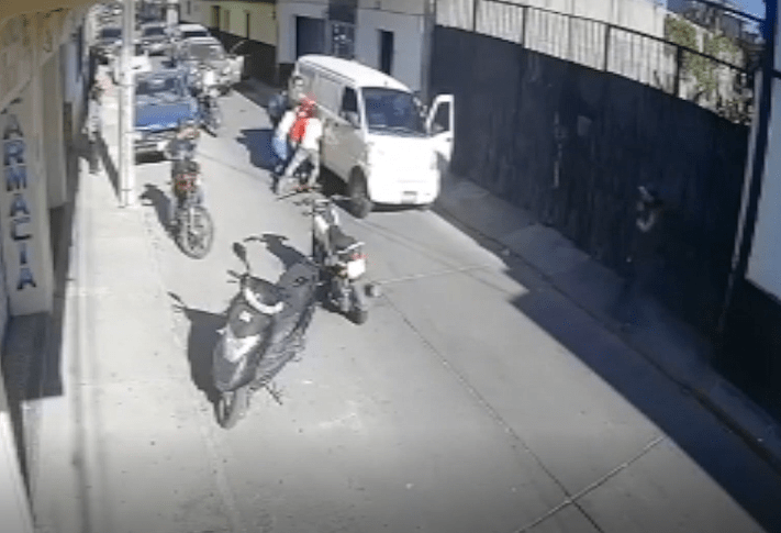 Video: el peligroso juego de dos niñas que terminó con una gravemente herida en una calle de Jalapa