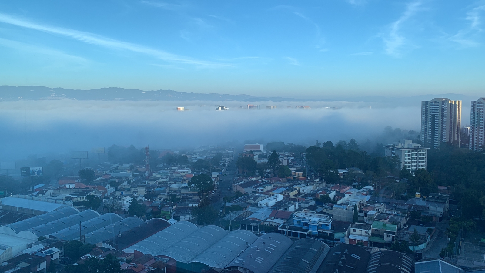 El área metropolitana amaneció cubierta por niebla este lunes 16 de enero. (Foto Prensa Libre: J. D. González)