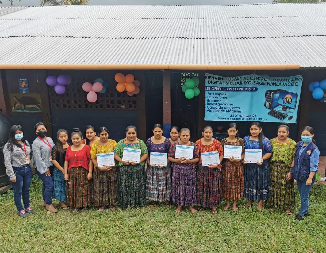 Mujeres de Nimlajacoc recibieron capacitación de New Sun Road en temas de digitalización para el manejo del Centro Comunitario Digital. (Foto Prensa Libre: New Sun Road).