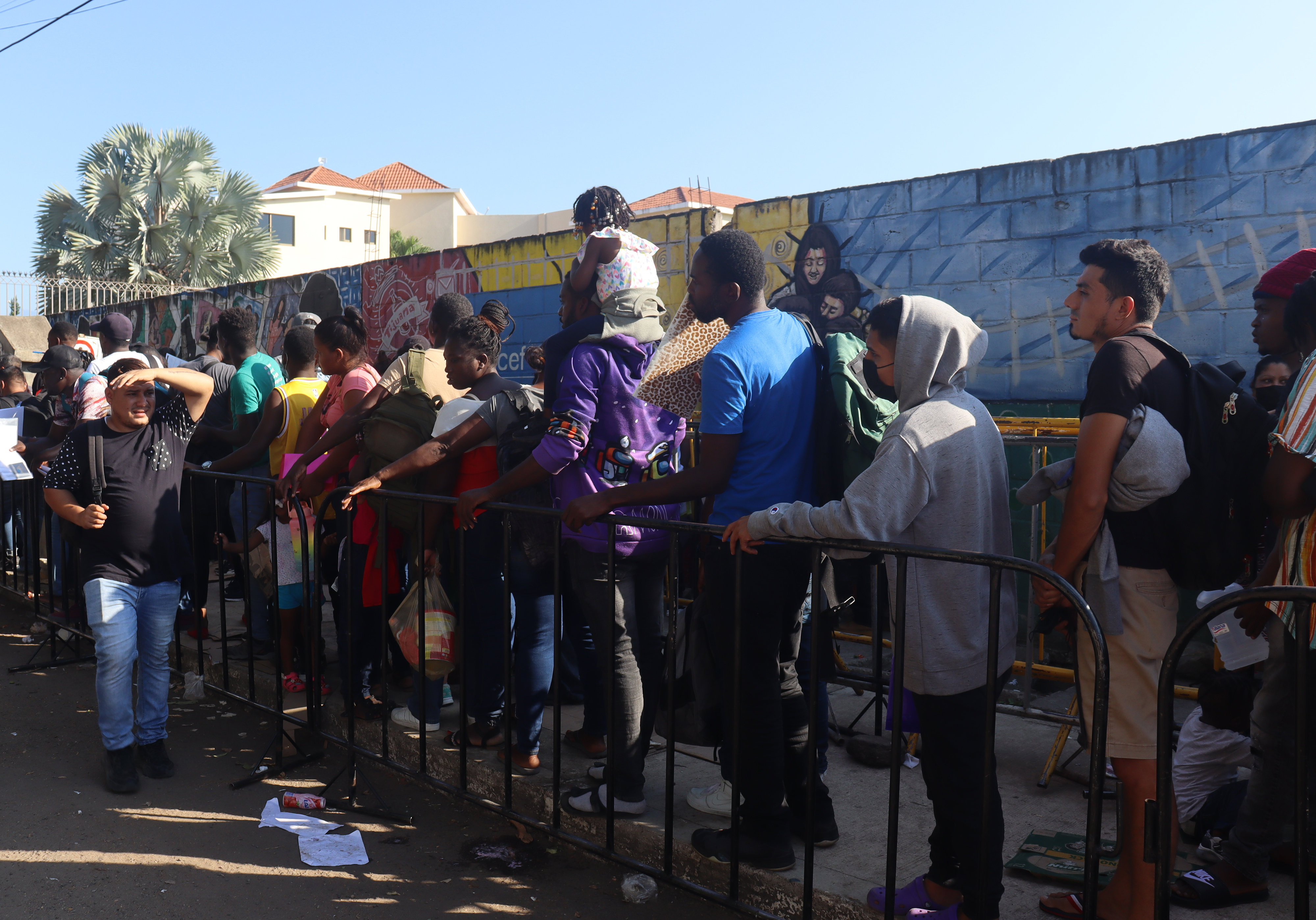 Miles de migrantes latinoamericanos continúan en busca de mejores condiciones de vida en Estados Unidos. (Foto Prensa Libre: EFE)