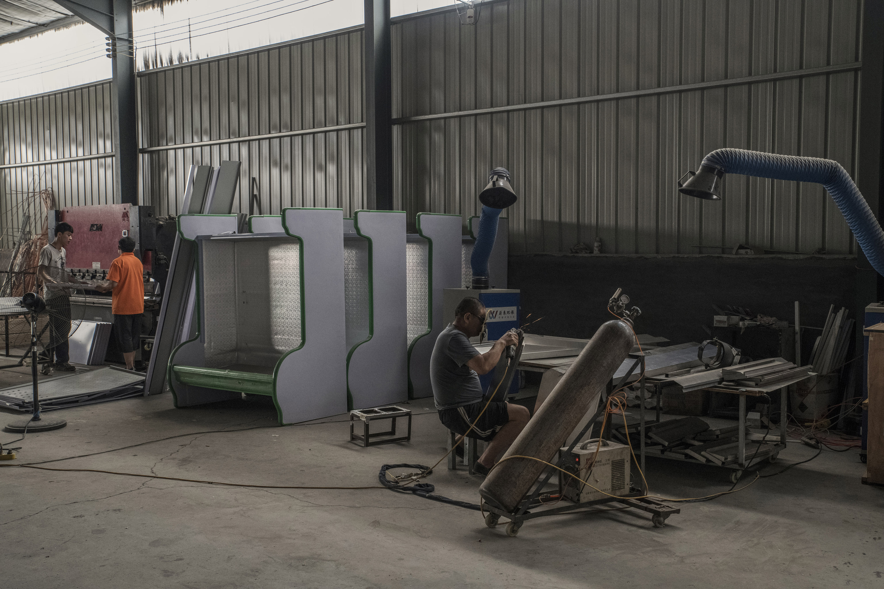 Trabajadores en una fábrica de refrigeradores en Xingfu, China, el 22 de junio de 2018. (Foto Prensa Libre: Gilles Sabrié/The New York Times)