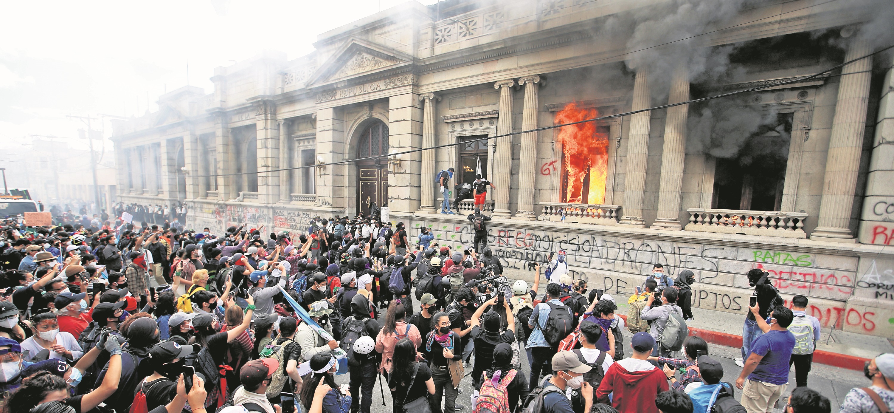 Una protesta en Guatemala de 2020 frente al Congreso que degeneró en vandalismo. Estas muestras de inconformidad podrían acentuarse en 2023. (Foto Prensa Libre: Hemeroteca PL)