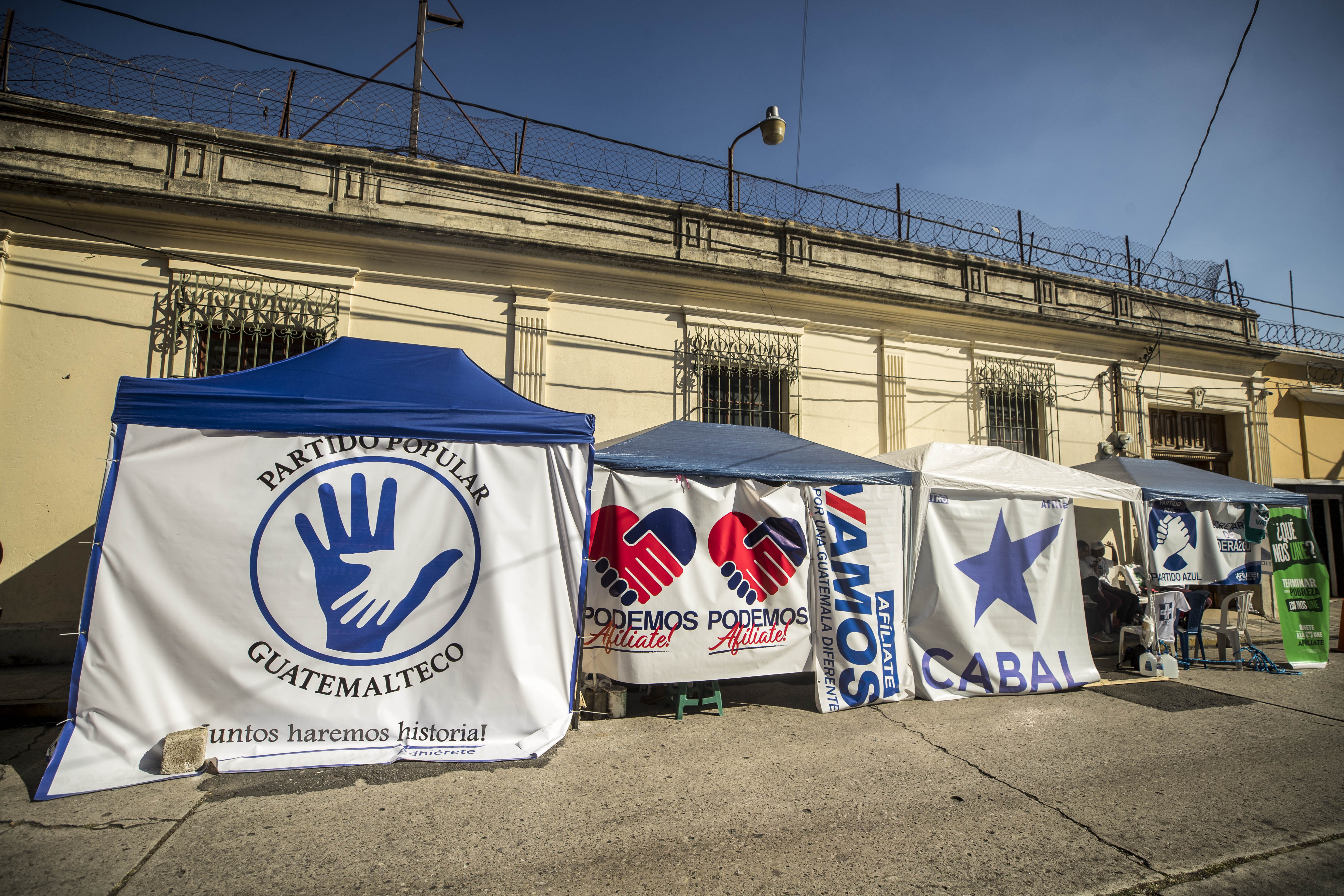 La esquina superior derecha, el ansiado espacio en la papeleta electoral por el cual representantes de partidos políticos hacen fila desde el 1 de enero