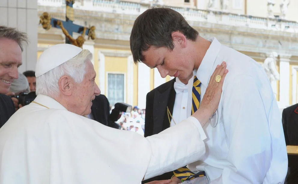 Peter Srsich fue fotografiado recibiendo la bendición del papa Benedicto XVI en 2013. (Foto Prensa Libre: Facebook/Peter Srsich)