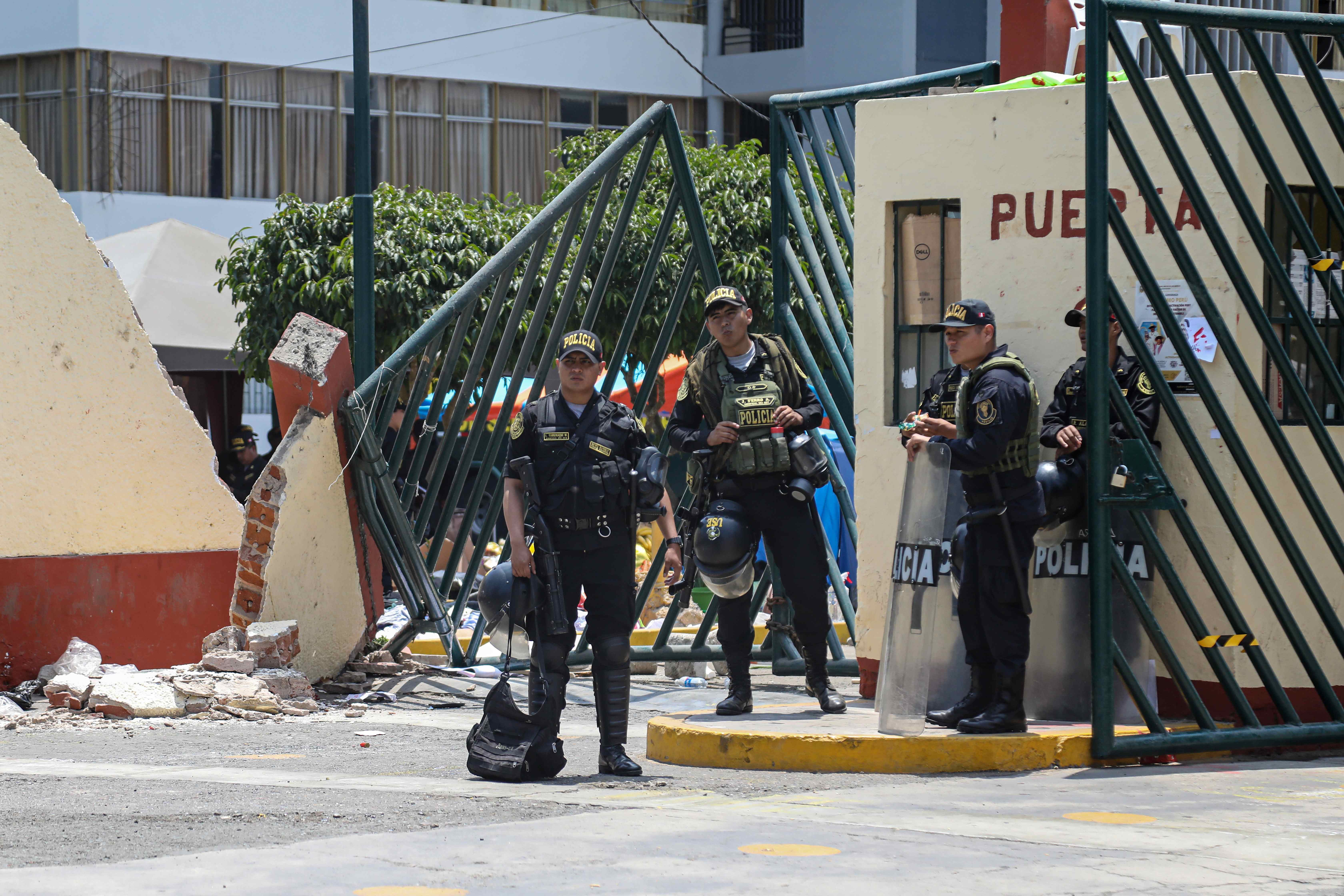 Integrantes de la Policía Nacional de Perú (PNP) vigilan en una entrada del campus de la Universidad Nacional Mayor de San Marcos (UNMSM), en Lima, Perú. (Foto Prensa Libre: EFE)