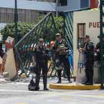 Integrantes de la Policía Nacional de Perú (PNP) vigilan en una entrada del campus de la Universidad Nacional Mayor de San Marcos (UNMSM), en Lima, Perú. (Foto Prensa Libre: EFE)