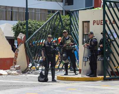 Videos | Policía peruana ingresa por la fuerza a universidad estatal en Lima para desalojar a manifestantes