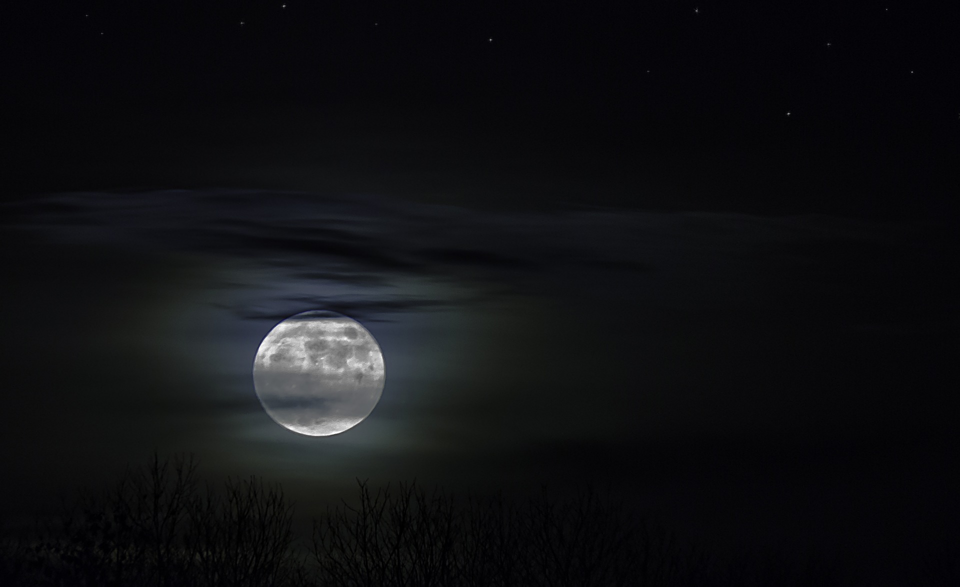 Por qué se vera más pequeña y menos brillante la primera luna llena de este 2023
