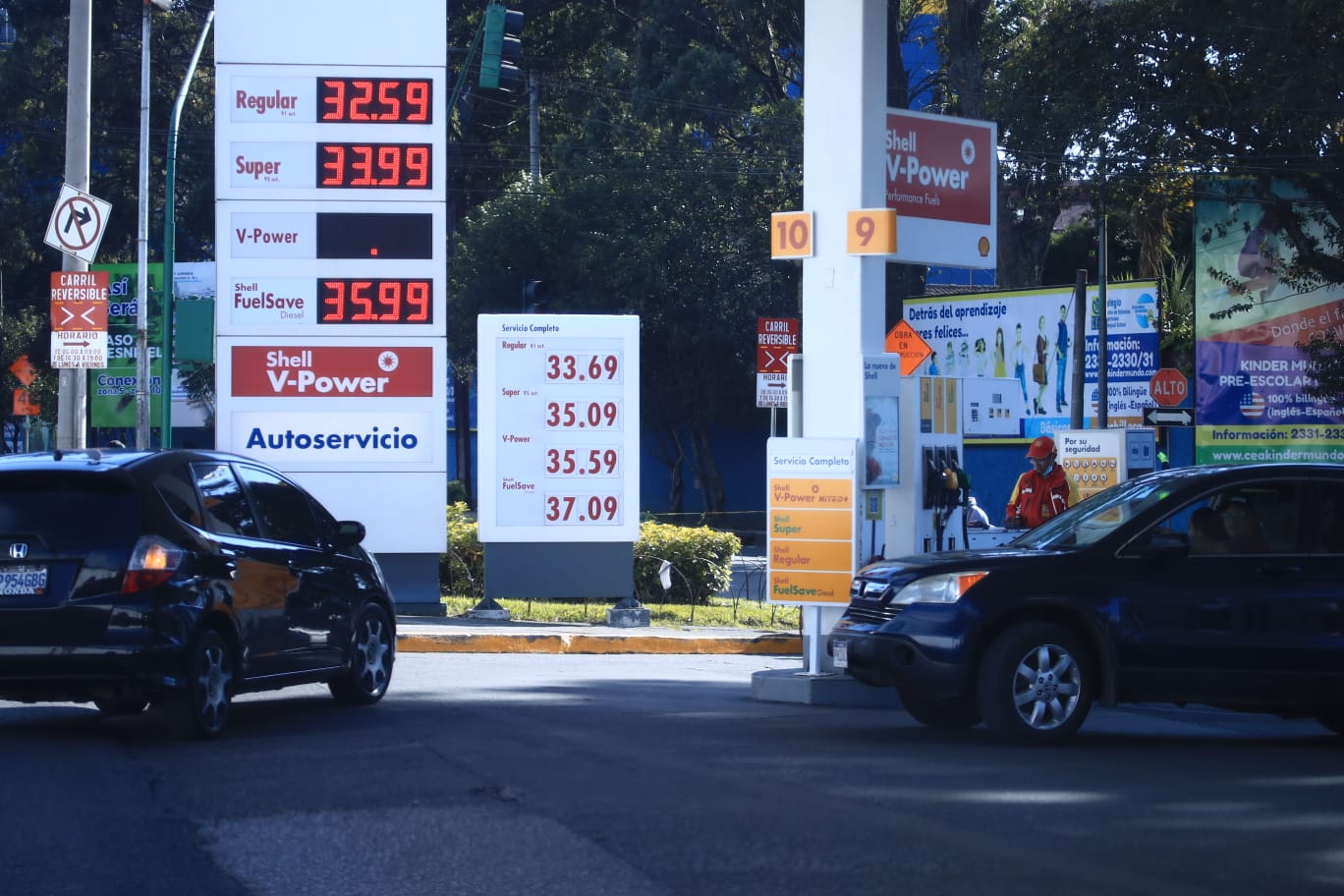 Precios de los combustibles observados en algunas gasolineras de la Ciudad Capital este viernes 13 de enero. (Foto Prensa Libre: Carlos Hernández).