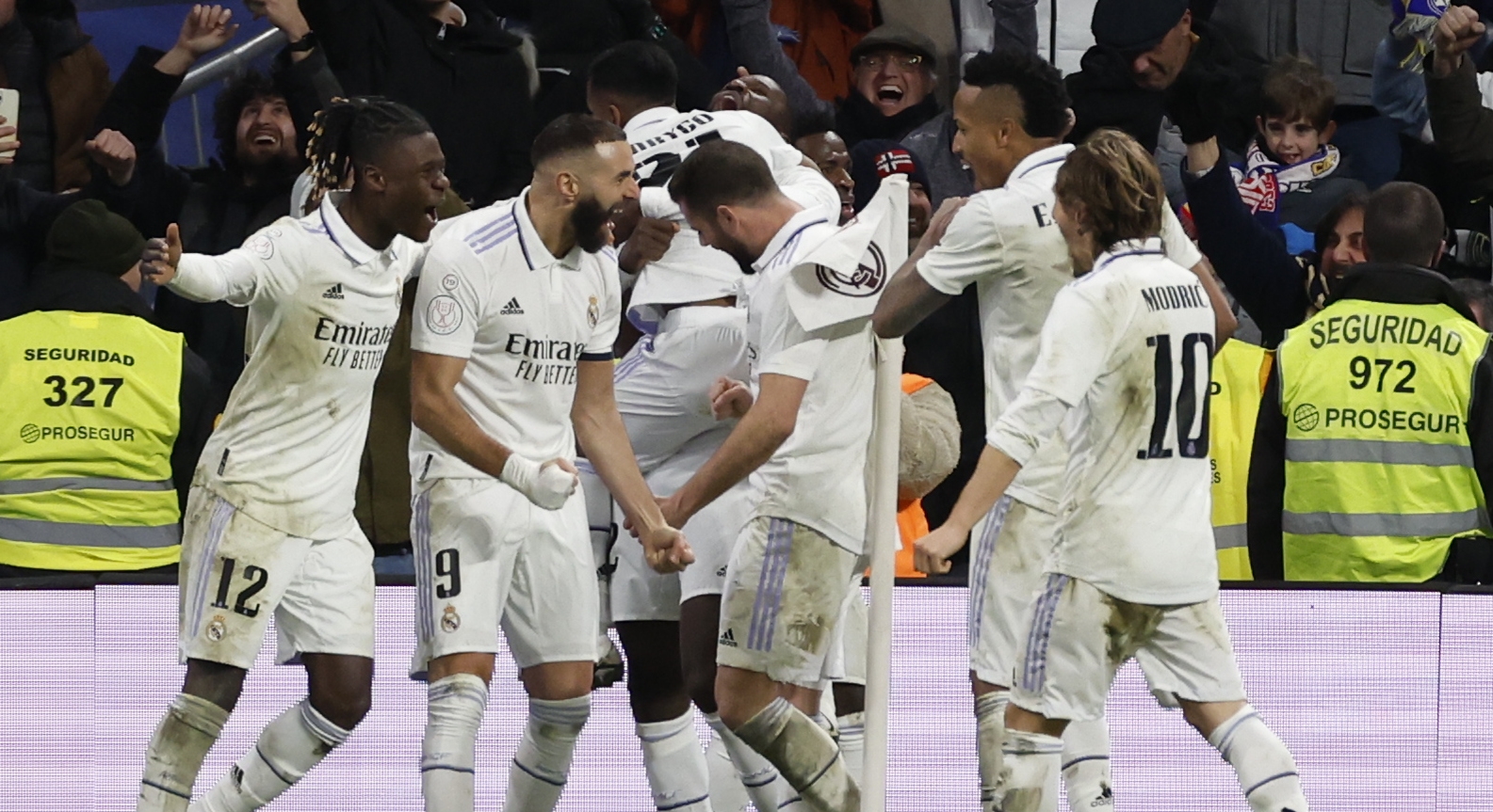 Los jugadores del Real Madrid celebran el segundo gol del equipo madridista durante el encuentro correspondiente a los cuartos de final de la Copa del Rey. (Foto Prensa Libre: EFE)