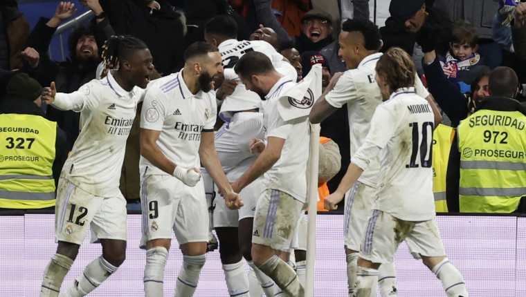 Los jugadores del Real Madrid celebran el segundo gol del equipo madridista durante el encuentro correspondiente a los cuartos de final de la Copa del Rey. (Foto Prensa Libre: EFE)