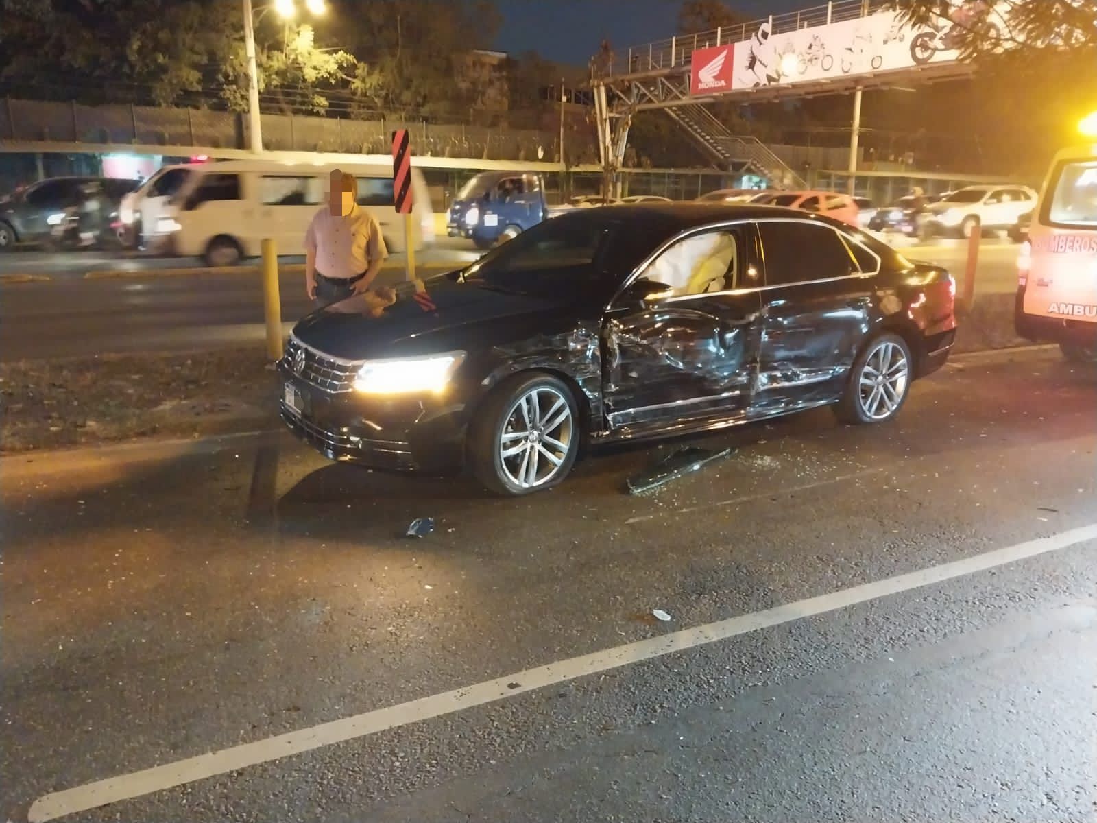 Al menos seis vehículos chocaron en la calzada Roosevelt este jueves 26 de enero. (Foto Prensa Libre: Amílcar Montejo)