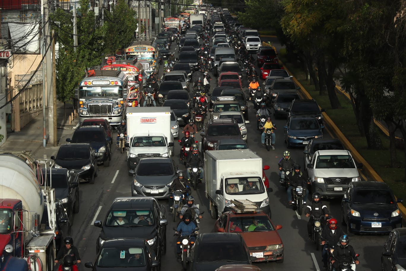 La calzada Roosevelt es uno de los puntos con mayor afluencia de vehículos este lunes 9 de enero. (Foto Prensa Libre: Esbin García)
