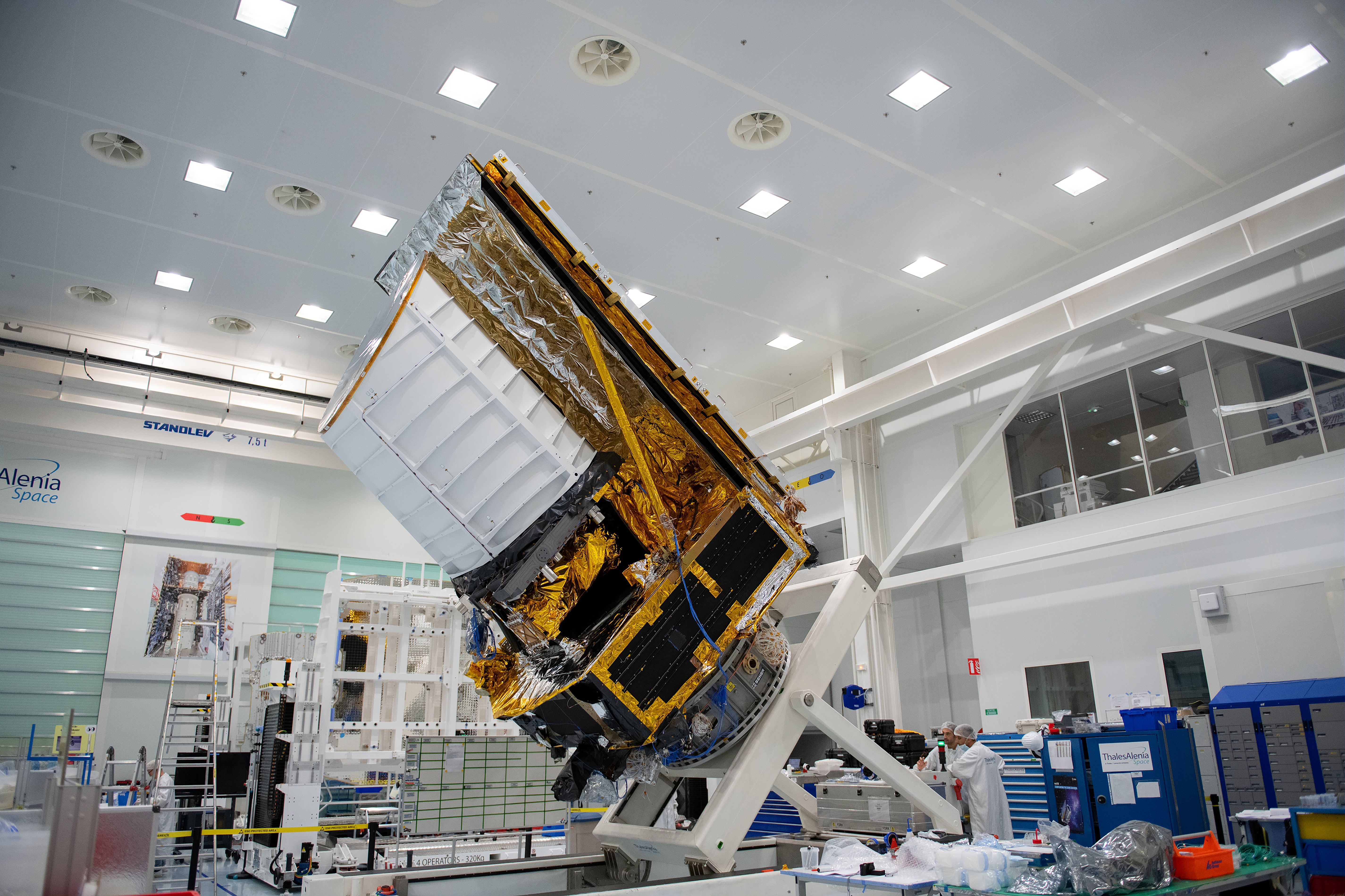 Una foto sin fecha facilitada por la Agencia Espacial Europea muestra el telescopio Euclid de la agencia, que podría lanzarse en un cohete SpaceX después de que la invasión rusa de Ucrania impidiera que la nave espacial despegara de un cohete ruso Soyuz en 2022. (Foto Prensa Libre: S. Corvaja/Agencia Espacial Europea vía The New York Times) 