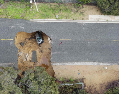 Video: Así quedaron dos vehículos que cayeron en enorme socavón en California