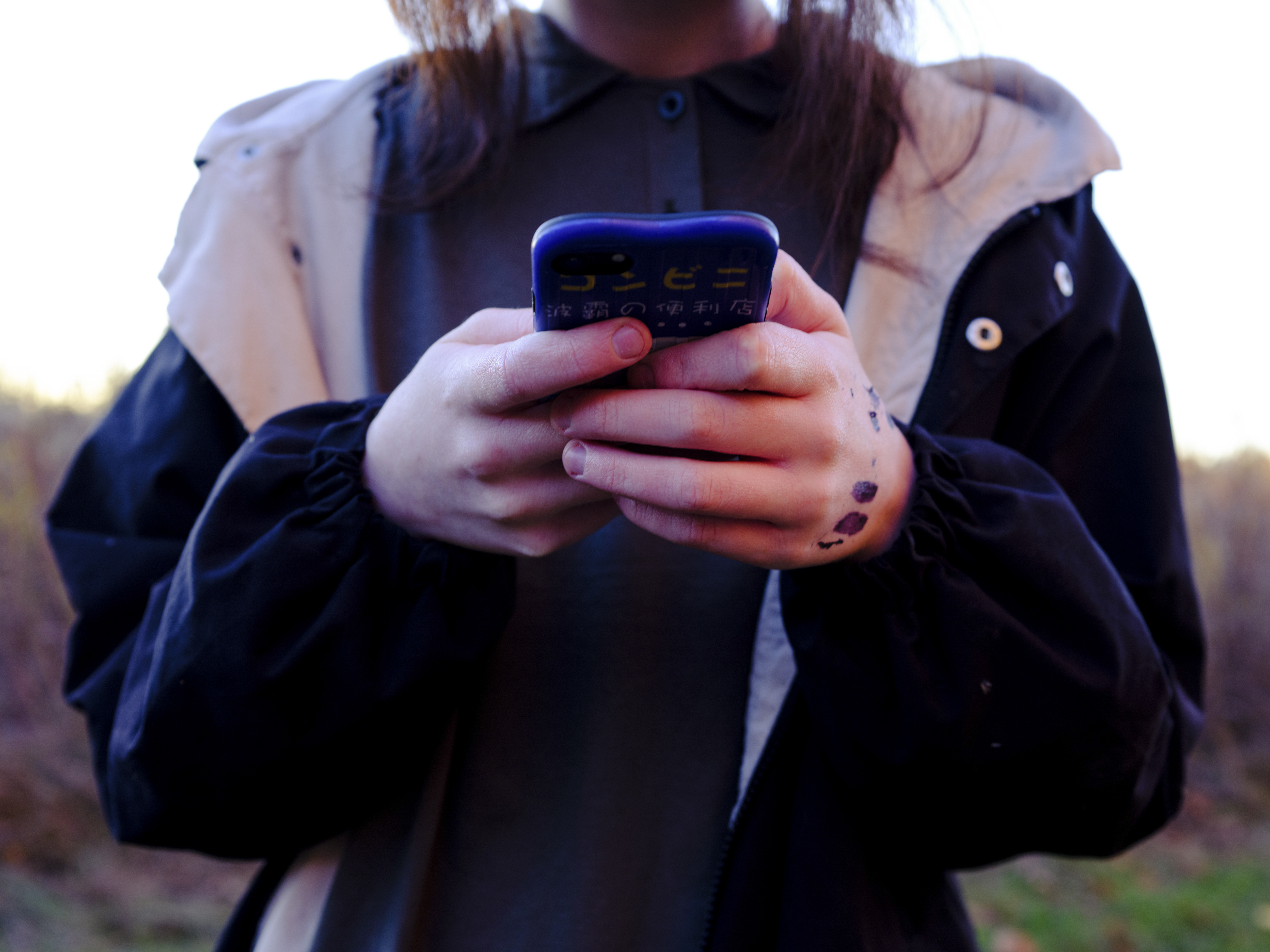 Un adolescente usa su teléfono celular en su casa en Eagan, Minnesota, el 28 de octubre de 2021. (Annie Flanagan/The New York Times).