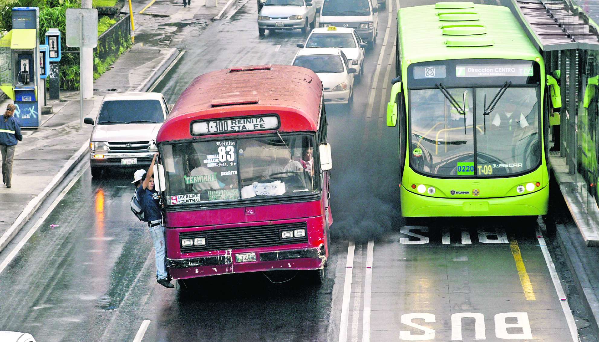 La escases de buses urbanos hace que la problemática de transporte en la ciudad sea urgente de resolver. (Foto Prensa Libre: Hemeroteca PL)