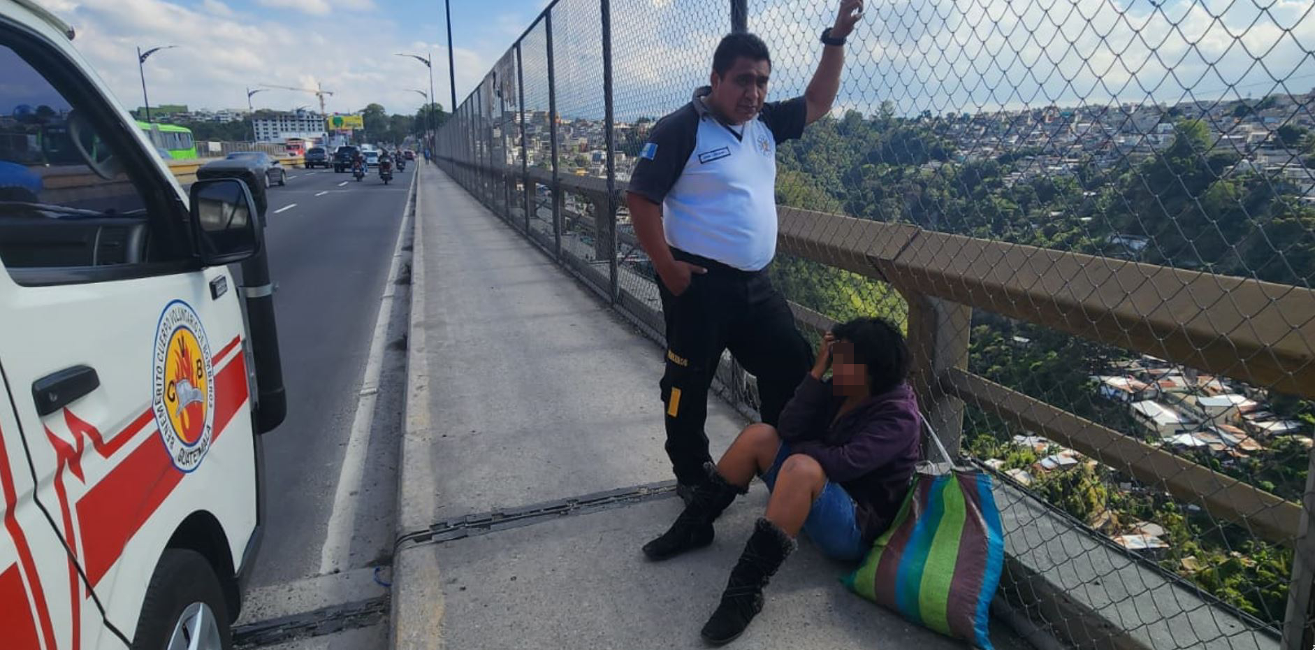 Una mujer que al parecer padece alguna enfermedad mental que se identifica como Carmen ha intentado lanzarse del puente El Incienso en 15 oportunidades. (Foto Prensa Libre. CVB)