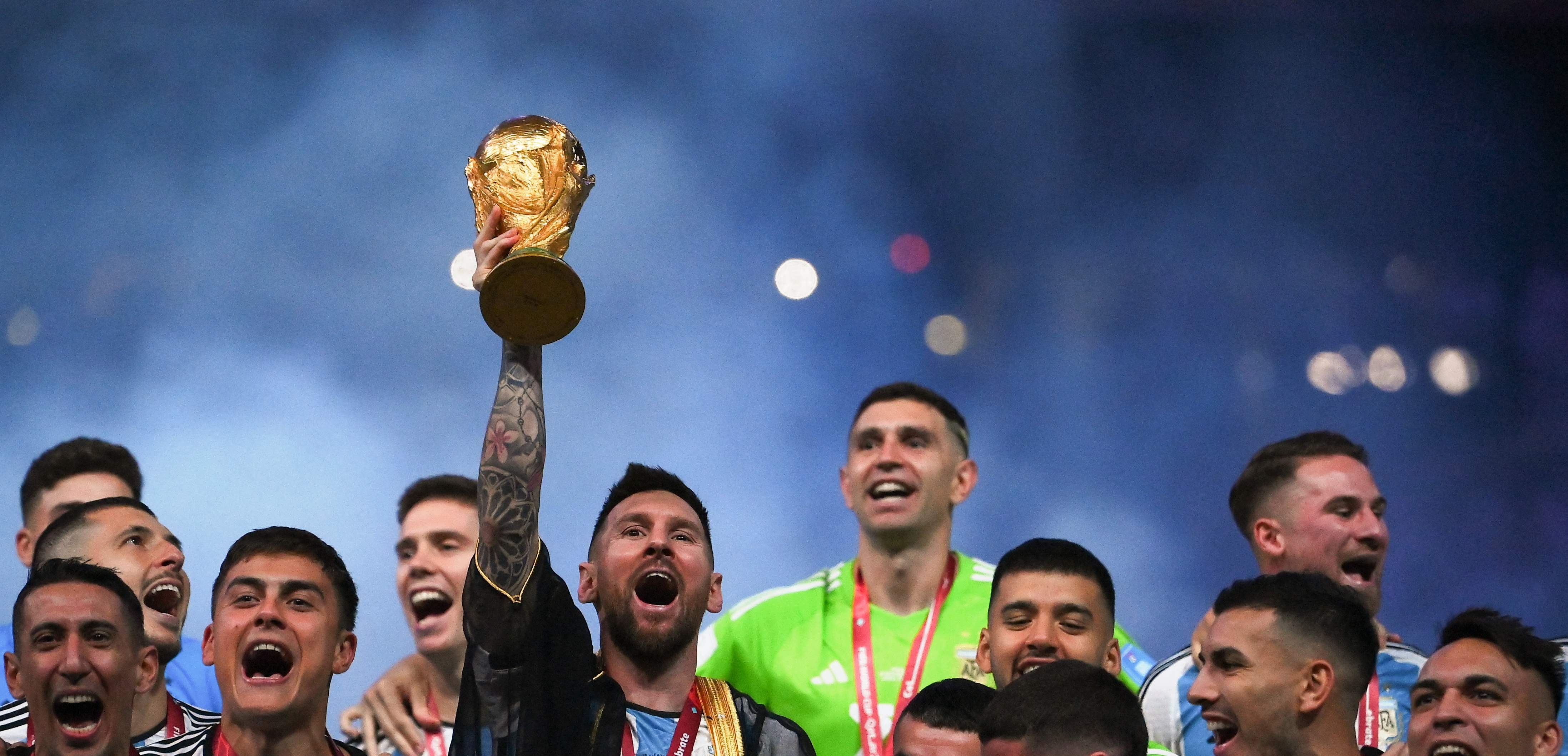 El argentino se coronó campeón del mundo en diciembre pasado, derrotando en los penaltis a Francia. (Foto Prensa Libre: AFP)