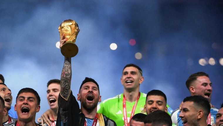 El argentino se coronó campeón del mundo en diciembre pasado, derrotando en los penaltis a Francia. (Foto Prensa Libre: AFP)