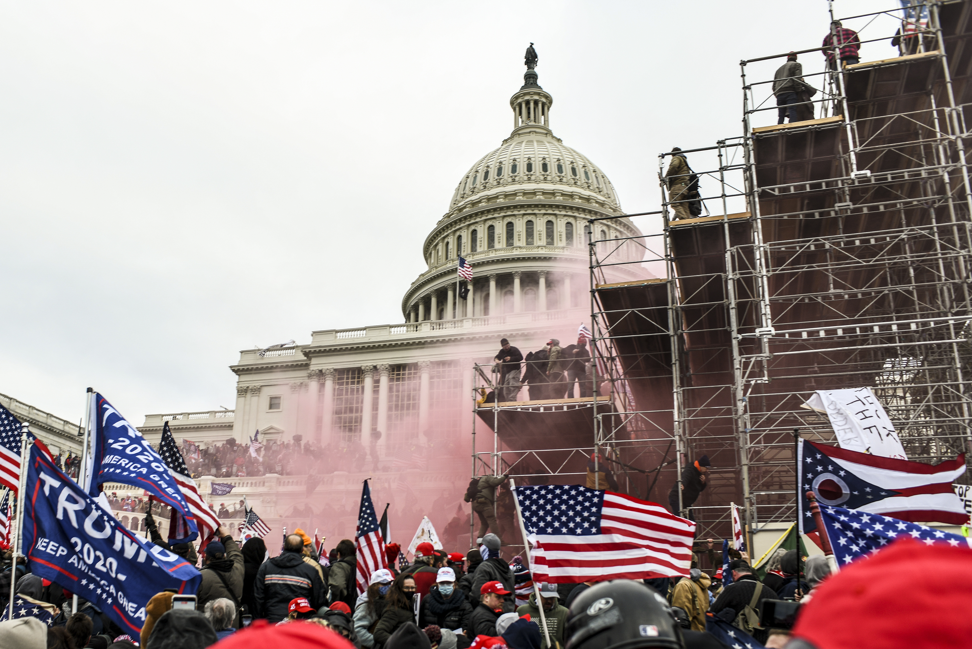 Manifestantes incitados por el presidente Donald Trump irrumpen en el Capitolio de Washington el 6 de enero de 2021. (Foto: Prensa Libre: Kenny Holston/The New York Times)