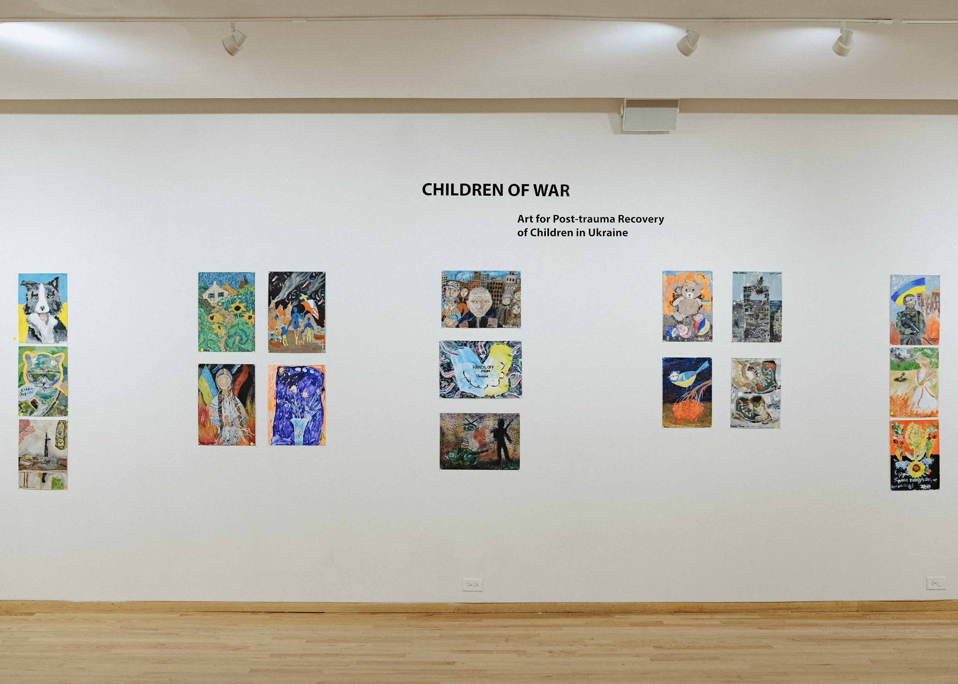 Arte realizado por niños de Ucrania, incluidas imágenes de batallas dibujadas por niños de tan solo 9 años, en una exposición en el Instituto Ucraniano de Arte Moderno de Chicago el 20 de diciembre de 2022.  (Foto Prensa Libre: Lyndon French/The New York Times)