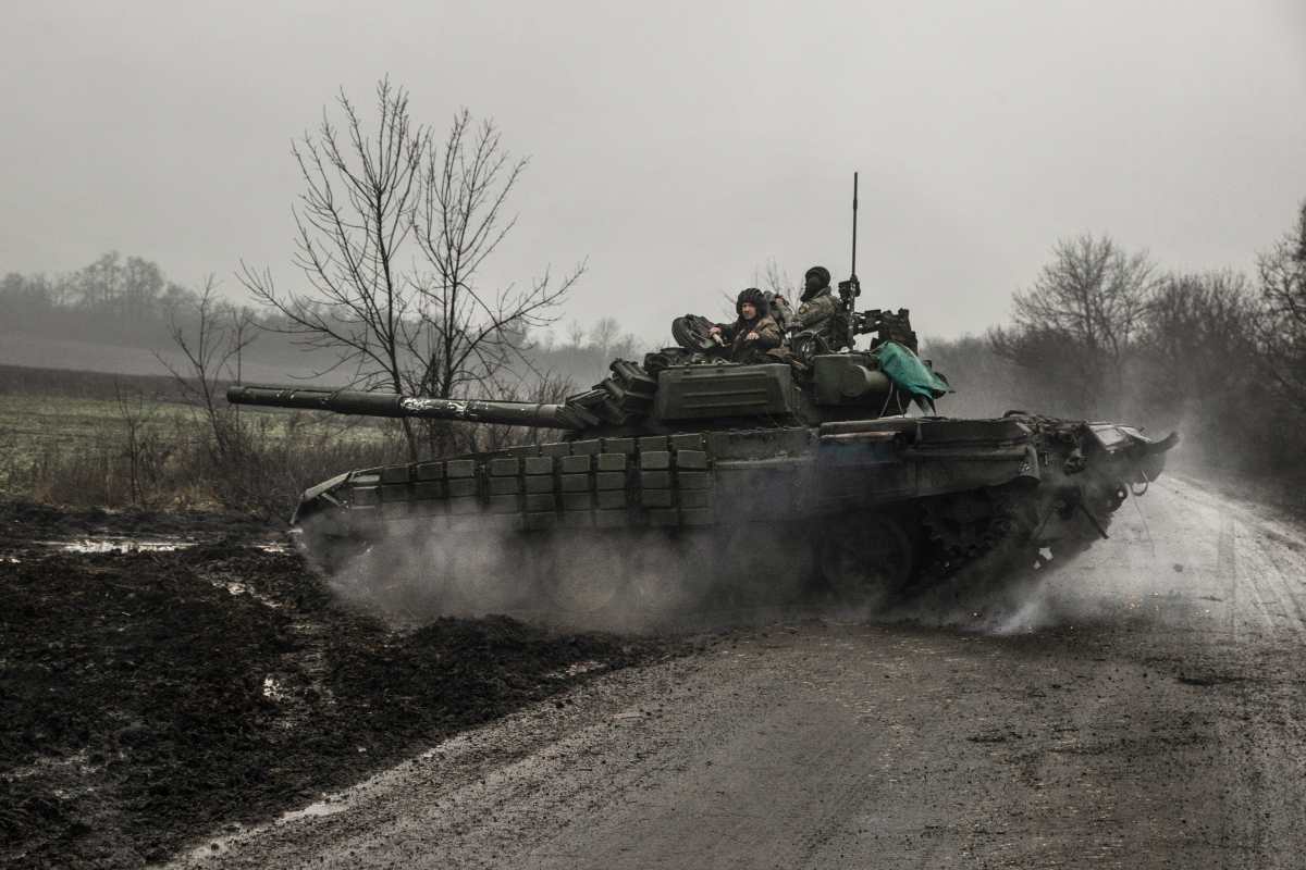 Un tanque ucraniano en las afueras de la ciudad de Bakhmut, Ucrania, el 13 de diciembre de 2022. (Foto Prensa Libre: Tyler Hicks/The New York Times)